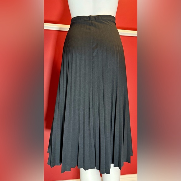 TanJay vintage black pleated a-line skirt - Picture 2 of 5